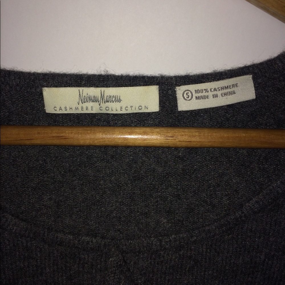 Neiman Marcus single‎ Ruffle sweater - Picture 3 of 8